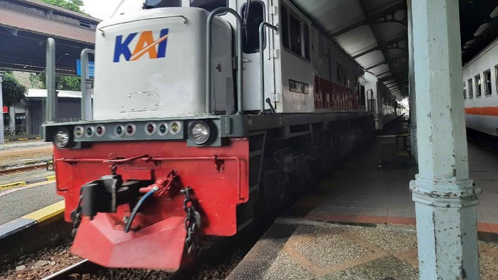 penumpang di stasiun gubeng