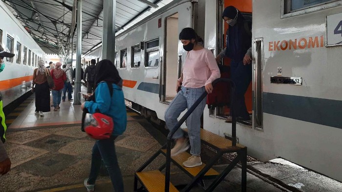 penumpang di stasiun gubeng