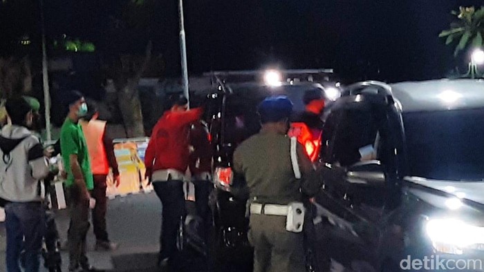 Penyekatan kendaraan di Kuningan