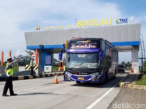 Polisi Sekat Pemudik di Exit Tol Boyolali, 3 Bus Diputar Balik