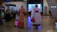 Dengan menggunakan dress berwarna soft, para karyawan dan karyawati itu berlenggak-lenggok bak model profesional. Mereka berlagak seperti sedang di atas catwalk, padahal lagi di bandara. 