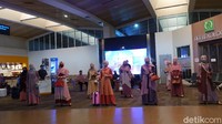 Seluruh busana muslim yang digunakan merupakan edisi khusus lebaran Ethica yang mengangkat tema Sarimbit. Sambil bergaya seperti peragawati, sesekali mereka berinteraksi dengan calon penumpang sambil memberikan cenderamata. 