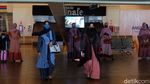 Foto: Lenggak-lenggok Cantik Karyawan Bandara Husein Sastranegara Bandung