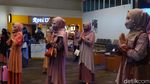 Foto: Lenggak-lenggok Cantik Karyawan Bandara Husein Sastranegara Bandung