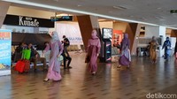 Seperti tak ingin ketinggalan trend fashion, pihak Ethica menggunakan warna soft dan bahwa flowy serta menggunakan layer dalam busana muslimnya. Tampak cantik bukan? 