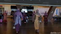 Para model, eh, karyawan bandara ini berjalan sambil memamerkan busana muslim yang mereka kenakan di area keberangkatan (departure). Para calon penumpang pun merasa terhibur dengan penampilan mereka. 