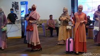 Para calon penumpang di Bandara Husein Sastranegara dihibur dengan peragaan busana muslim yang sedang ngetren tahun ini. Para model busana muslim tersebut ternyata bukan model sungguhan, melainkan karyawan dan kru pesawat yang bekerja di bandara itu. 