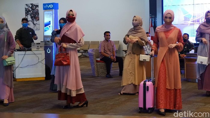 Peragaan Busana Muslim di Bandara Husein Sastranegara