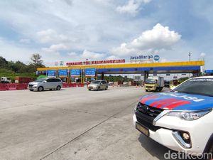 Arus Balik Lebaran, Mobil Pemudik di GT Kalikangkung Dipasangi Stiker Khusus