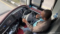 Sopir atau pengemudi PO SAN harus merelakan penghasilan tambahan sebesar belasan juta yang bisa didapat saat momen mudik. Mereka dilarang merokok di dalam bus dan area perwakilan.