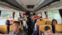 Kami berangkat menggunakan bus berjenis AC VIP (setingkat di atas kelas bisnis) bersasis Scania dengan bodi model Legacy SR2 HD Prime dari karoseri Laksana. Total ada sekitar 56 kursi di jenis ini dengan konfigurasi tempat duduk 2-2.