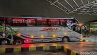 Pada tengah malam kami naik bus PO SAN ini di Terminal Terpadu Pulo Gebang. Kami mendapat tiket berkat pesanan langsung dari direksi karena memang tak ada penjualan satu-dua orang jika dari Jakarta.