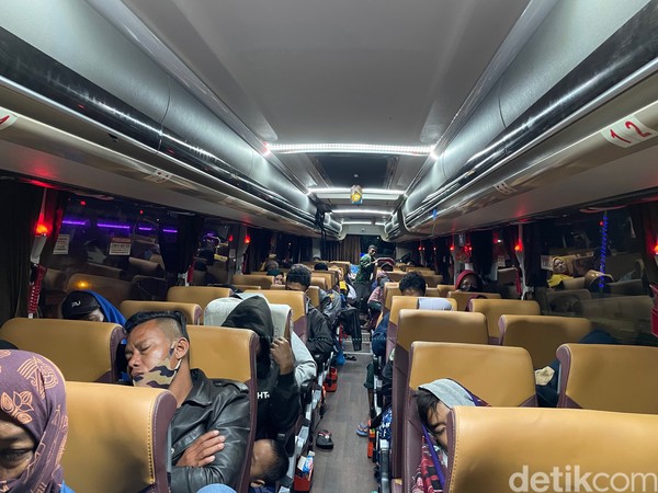 Bus yang kami tumpangi adalah jurusan Pekanbaru-Solo/Blitar via Semarang. Di masa pertengahan puasa lalu, tiket bus PO SAN sudah ludes dipesan oleh para penumpang dari Jawa Tengah dan Jawa Timur yang merantau di Sumatera. Bus yang kami tumpangi adalah jurusan Pekanbaru-Solo/Blitar via Semarang. Di masa pertengahan puasa lalu, tiket bus PO SAN sudah ludes dipesan oleh para penumpang dari Jawa Tengah dan Jawa Timur yang merantau di Sumatera.