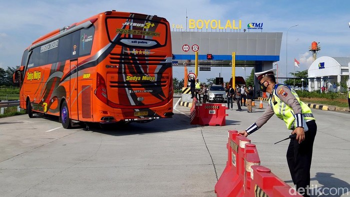 Polres Boyolali Sekat Pemudik di Exit Tol Mojosongo Polres bersama Dinas Perhubungan (Dishub) Boyolali melakukan penyekatan terhadap pemudik yang pulang lebih awal di exit tol Mojosongo, Boyolali.