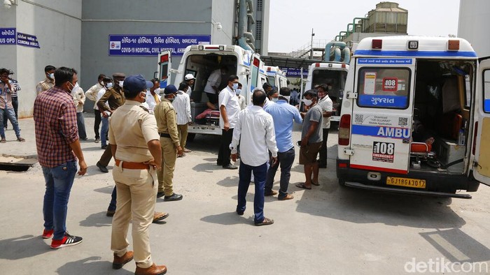 Pasien Covid-19 di Ahmedabad, India harus mengantre berjam-jam di dalam ambulans untuk mendapatkan perawatan di rumah sakit. Penumpukan pasien ini imbas lonjakan kasus Corona di India yang angkanya melebihi 300 ribu kasus baru perhari.