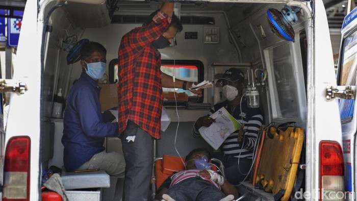 Potret Antrean Ambulans Pembawa Pasien Corona di India Pasien Covid-19 di Ahmedabad, India harus mengantre berjam-jam di dalam ambulans untuk mendapatkan perawatan di rumah sakit. Penumpukan pasien ini imbas lonjakan kasus Corona di India yang angkanya melebihi 300 ribu kasus baru perhari.