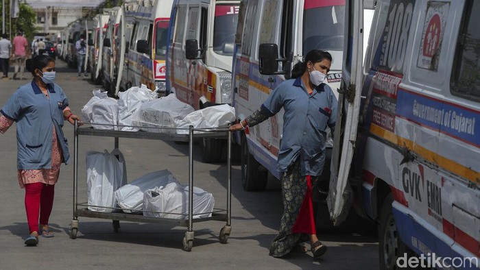 Potret Antrean Ambulans Pembawa Pasien Corona di India Pasien Covid-19 di Ahmedabad, India harus mengantre berjam-jam di dalam ambulans untuk mendapatkan perawatan di rumah sakit. Penumpukan pasien ini imbas lonjakan kasus Corona di India yang angkanya melebihi 300 ribu kasus baru perhari.