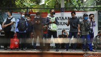 Suasana antrean calon penumpang KRL yang hendak masuk ke Stasiun Palmerah itu beredar di media sosial.
