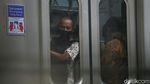 Momen Membludaknya Penumpang di Stasiun Palmerah