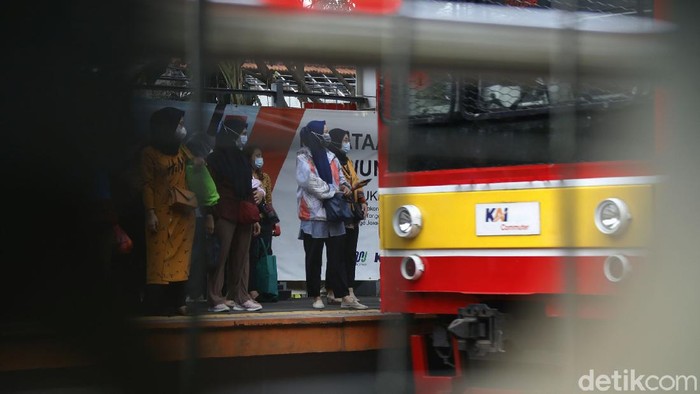 Terjadi lonjakan penumpang di Stasiun Kereta Api Palmerah, Selasa  (4/5/2021) sore, akibat rekayasa penutupan Stasiun Tanah Abang.
