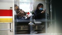 Namun, keramaian masih terlihat di peron tempat menunggu KRL yang menuju Serpong hingga Rangkasbitung. Sedangkan peron ke arah Tanah Abang terlihat sepi.