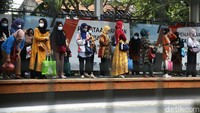 Akibat penutupan stasiun Tanah Abang berdampak pada perubahan rute penumpang dengan tujuan Rangkasbitung, Parung Panjang dan Serpong mulai pukul 15.00 hanya bisa diakses dari Stasiun Palmerah saja.