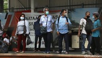 Untuk mengantisipasi kerumunan dilakukan penambahan petugas.