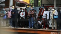 Para penumpang didominasi pekerja swasta yang hendak pulang ke rumah.