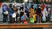 Para calon penumpang sempat antre panjang untuk masuk ke Stasiun Palmerah pada Selasa (4/5/2021) sore.