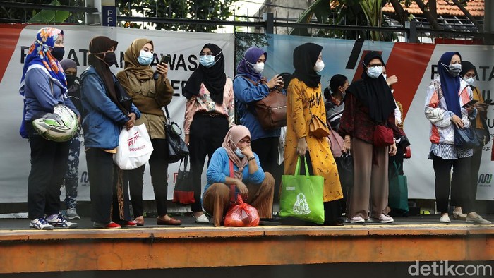 Potret Membludaknya Penumpang di Stasiun Palmerah Terjadi lonjakan penumpang di Stasiun Kereta Api Palmerah, Selasa (4/5/2021) sore, akibat rekayasa penutupan Stasiun Tanah Abang.