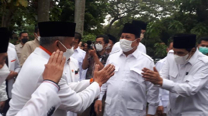 Prabowo menyambut kedatangan rombongan PKS, di DPP Gerindra, Jakarta, Selasa (4/5/2021).