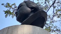 Prasasti berbahan baku tembaga itu dipasang di patung Dewi Sartika.