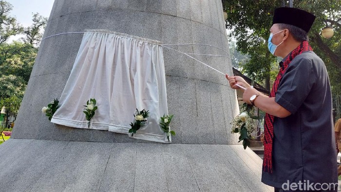 Prasasti Dewi Sartika Resmi Dipasang Ada yang baru di Taman Dewi Sartika yang berada di Balai Kota Bandung. Kini, patung Dewi Sartika yang ada di taman tersebut dipasang prasasti yang berisikan pesan Dewi Sartika semasa hidup.