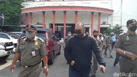 Lalu Fungsi masker Anda apa, Cok? Lek wedi virus bangun bungker blok, ojok nang mall.