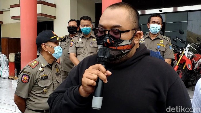 Pria yang viral membodohkan pengunjung mal bermasker di Surabaya telah ditangkap. Pelaku mengaku menyesali perbuatannya.