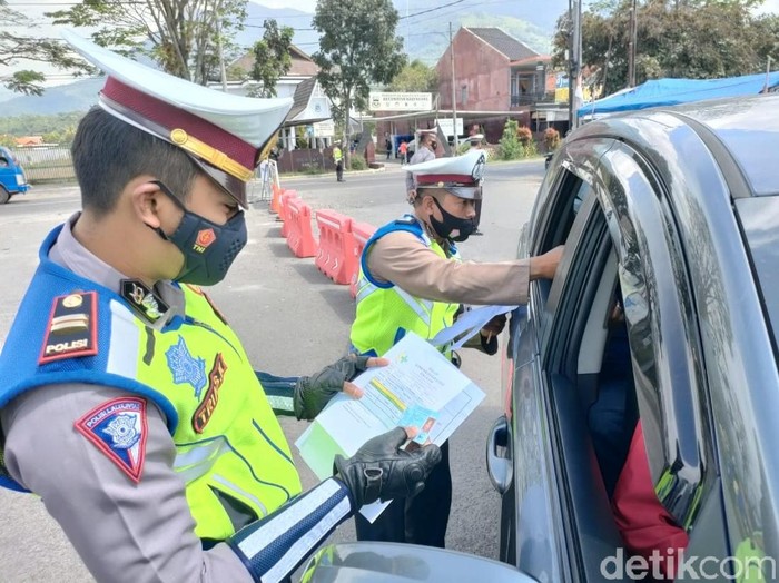 Ratusan kendaraan diputarbalik di perbatasan Garut