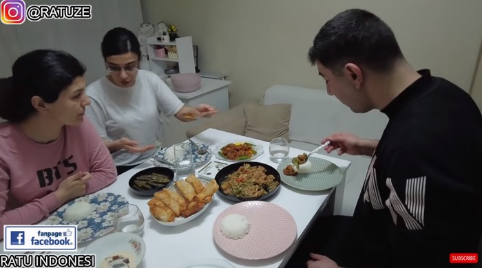 Reaksi Orang Turki Buka Puasa pakai Makanan khas Indonesia