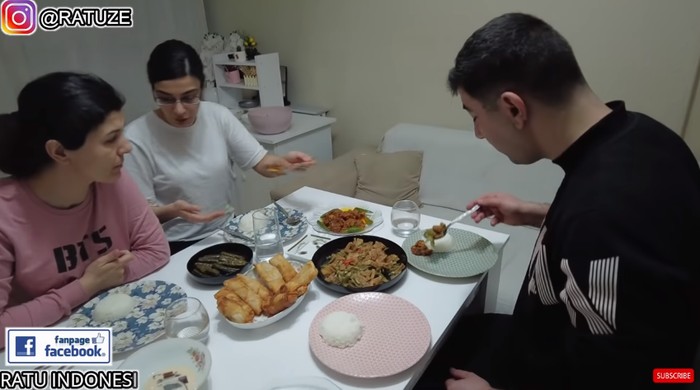 Reaksi Orang Turki Buka Puasa pakai Makanan khas Indonesia Reaksi Orang Turki Buka Puasa pakai Makanan khas Indonesia