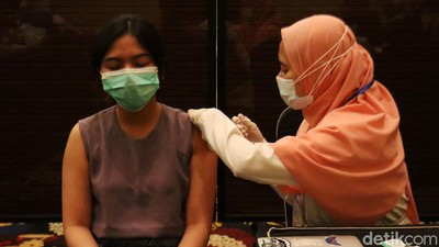 Ribuan Pelaku Buparekraf Divaksin COVID-19 di Bandung