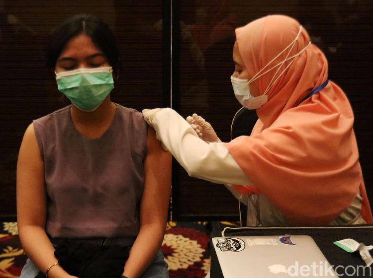 Ribuan Pelaku Buparekraf Divaksin COVID-19 di Bandung