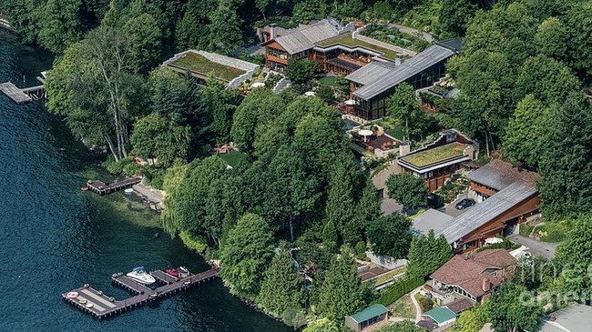 Bill Gates menamai rumah tersebut Xanadu 2.0. Ia terinspirasi dari tokoh fiski di novel Citizen Kane karya Charles Foster Kane. Memakan biaya hingga US$ 63 juta, nilai rumah tersebut naik berlipat-lipat. Kini harganya diprediksi mencapai US$ 127 juta atau sekitar Rp 1,8 triliun! (Foto: AFP/Pool)