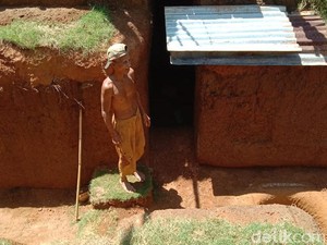 Kisah Rumah Bawah Tanah Pelipur Pilu Kakek Zainuddin Berakhir Sudah