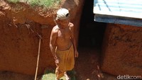 Kisah Kakek Zainuddin menggali rumah di bawah tanah ini menjadi viral di media sosial.