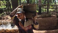 Dalam video viral, tampak seorang anak kecil yang berjalan turun di sebuah tangga menuju ruang bawah tanah. Tangga tersebut tercipta dari bekas galian Zainuddin. 
