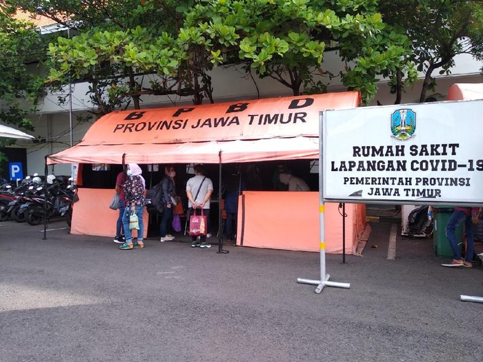 Rumah Sakit Darurat Indrapura Rawat 34 TKI Positif COVID-19  

Hilda Meilisa Rinanda

Surabaya - Rumah Sakit Lapangan Indrapura (RSLI) kini tengah merawat 34 Pekerja Migran Indonesia (PMI) atau Tenaga Kerja Indonesia (TKI) yang terkonfirmasi positif COVID-19. Sebelumnya, para TKI ini sempat diswab saat hendak dikarantina di Asrama Haji Sukolilo Surabaya.

Rinciannya, tadi malam ada delapan PMI yang masuk RSLI. Sedangkan sore ini ada 26 orang PMI yang dinyatakan positif terpapar COVID-19.

Mereka berasal dari Malaysia, Hongkong, Singapura dan Brunei Darussalam. TKI yang positif dalam seminggu terakhir ini berasal dari wilayah Asia Tenggara, sedangkan yang dari timur tengah diperkirakan akan masuk dalam seminggu ke depan.

Ketua Pelaksanan Relawan PPKPC-RSLI Radian Jadid menyebut total TKI yang dirawat di RSLI ada 34 pasien. Rincirannya 17 pasien laki-laki dan 17 pasien perempuan.

Sedangkan asal para TKI juga beragam, lebih dari setengah berasal dari Madura, yakni dari Sampang, Pamekasan, Bangkalan dan Sumenep. Lalu, ada pula dari Jember, Probolinggo, Ponorogo, Pacitan, Sidoarjo dan satu orang dari Kendal, Jawa Tengah. 

Sementara itu, Kepala RSLI Kogabwilhan II Surabaya, Laksamana Pertama dr I Dewa Gede Nalendra Djaya Iswara mengatakan para TKI yang positif ini akan menjadi perhatian serius. Karena berpotensi menjadi perantara mutasi COVID-19 varian baru. 

Nalendra mengatakan pihaknya juga berkaca pada kondisi tsunami COVID-19 di India. Untuk itu, Nalendra tak ingin kecolongan. Segala langkah antisipasif dan monitoring ketat akan dilakukan pada penderita COVID-19 yang berasal dari PMI. 

