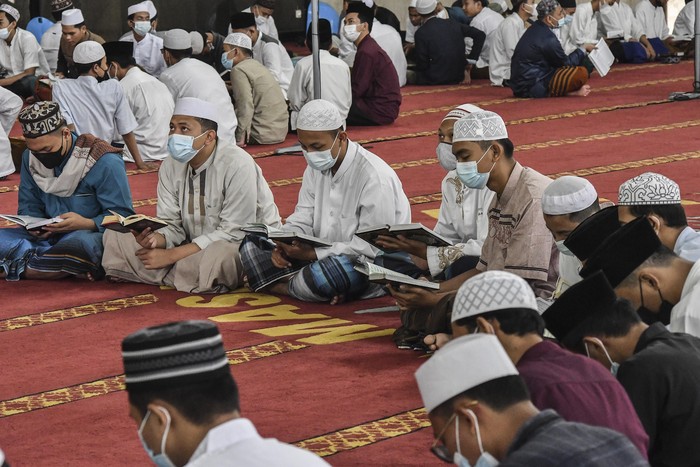 Sejumlah santri Madrasah Aliyah (MA) membaca Al-Quran saat beriktikaf di Masjid Attaqwa, Ujung Harapan, Kabupaten Bekasi, Jawa Barat, Selasa (4/5/2021). Kegiatan iktikaf atau berdiam diri di dalam masjid dengan mengisi kegiatan ibadah seperti tadarus Al-Quran, berzikir dan shalat sunah tersebut digencarkan pada 10 hari terakhir Ramadhan. ANTARA FOTO/ Fakhri Hermansyah/aww.