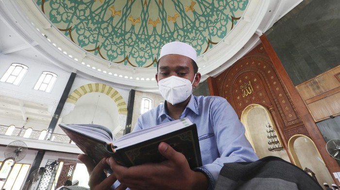 Students wear face masks to help curb the spread of the coronavirus as they read the Muslim holy book of the Quran at Attaqwa mosque in Bekasi, Indonesia, Tuesday, May 4, 2021. During Ramadan, the holiest month in Islamic calendar, Muslims refrain from eating, drinking, smoking and sex from dawn to dusk. (AP Photo/Achmad Ibrahim)