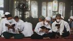 Santri Bekasi Itikaf di Masjid Raih Lailatul Qadar