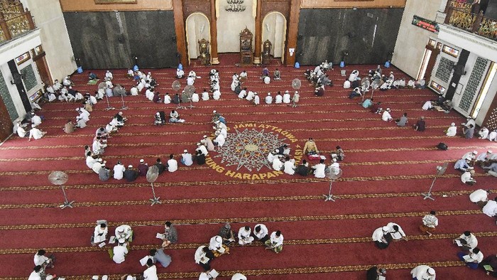 Santri Bekasi Iktikaf di Masjid Raih Lailatul Qadar Sejumlah santri Madrasah Aliyah (MA) membaca Al-Quran saat beriktikaf di Masjid Attaqwa, Ujung Harapan, Kabupaten Bekasi, Jawa Barat, Selasa (4/5/2021). Kegiatan iktikaf atau berdiam diri di dalam masjid dengan mengisi kegiatan ibadah seperti tadarus Al-Quran, berzikir dan shalat sunah tersebut digencarkan pada 10 hari terakhir Ramadhan. ANTARA FOTO/ Fakhri Hermansyah/aww.