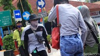Mereka berkejaran untuk mencari calon penumpang di Terminal Kalideres.